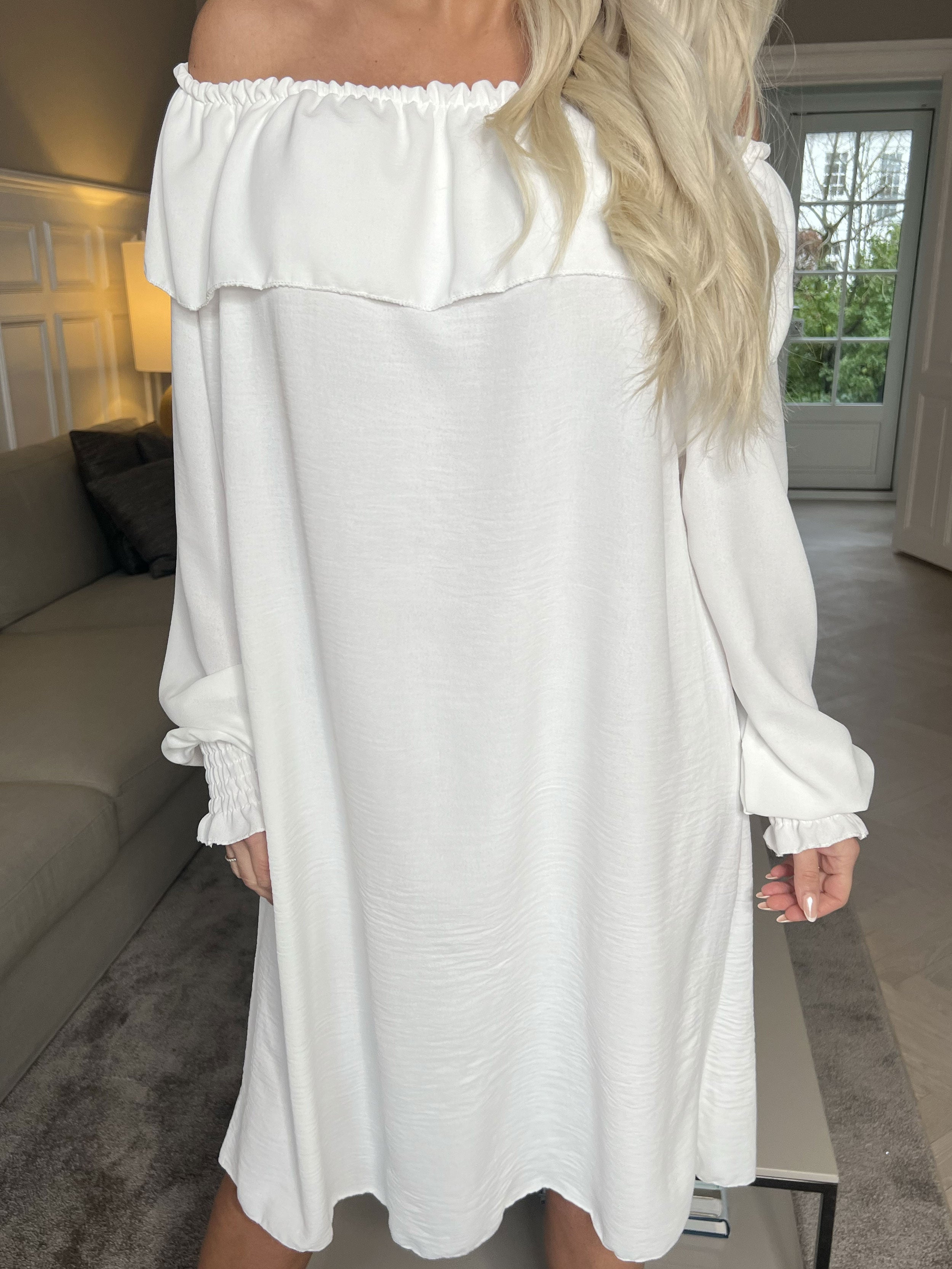 Elpida - Sød kjole med flæsekant og smock ved ærmet